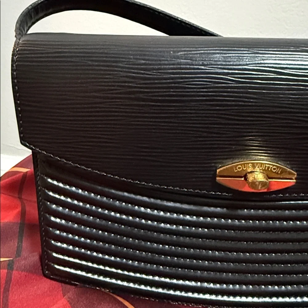 Louis Vuitton Authenticated Rare Vintage Black Epi Leather Tilsitt Shoulder Bag
